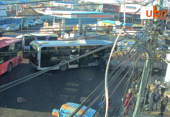 Автобус болон дөрвөн автомашин мөргөлдсөний улмаас зорчигчид гэмтжээ