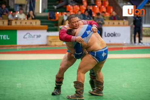 “Чингис хаан цом“-ын өнөөдрийн барилдаанд Н.Батсуурь, О.Хангай, Ц.Содномдорж, Э.Оюунбллд нарын бөхчүүд ЗОДОГЛОНО