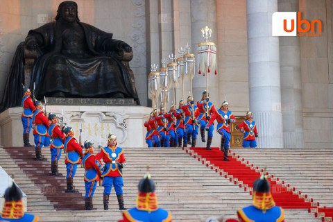 ФОТО: Төрийн далбааг мандуулж, Их цагаан тугийг цэнгүүллээ