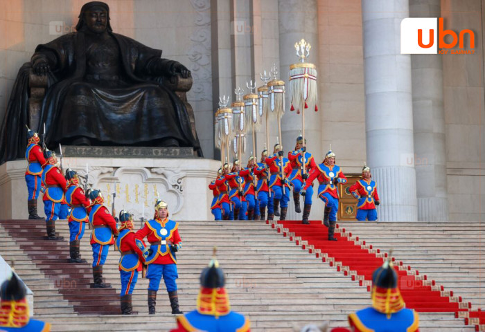 ФОТО: Төрийн далбааг мандуулж, Их цагаан тугийг цэнгүүллээ