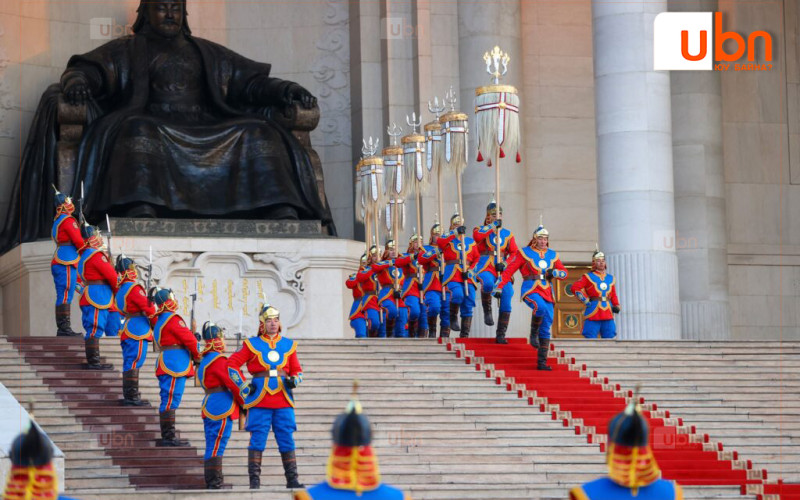 ФОТО: Төрийн далбааг мандуулж, Их цагаан тугийг цэнгүүллээ