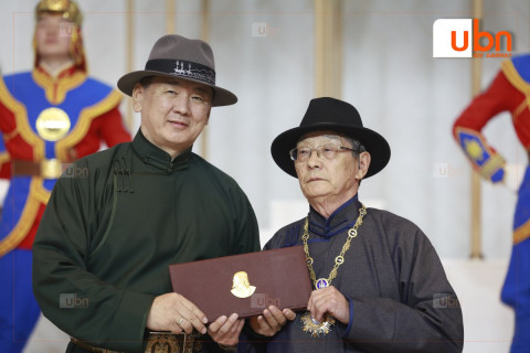 ФОТО: Академич С.Нарангэрэлд  “Чингис хаан“ тэргүүн зэргийн одон ОЛГОЛОО