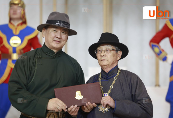 ФОТО: Академич С.Нарангэрэлд  “Чингис хаан“ тэргүүн зэргийн одон ОЛГОЛОО