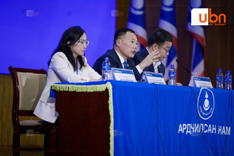 АН-ын ҮБХ-гоор УДШ-ээс буцаасан Ардчилсан намын Үндсэн дүрмийн зарим заалтыг хуульд нийцүүлсэн нэмэлт өөрчлөлтийг хэлэлцэж байна