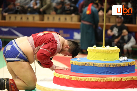 ФОТО: “ЧИНГИС ХААН ЦОМ“-ын төлөөх барилдаанд Улсын заан С.Сүхбат хоёр жил дараалан үзүүрлэж байна