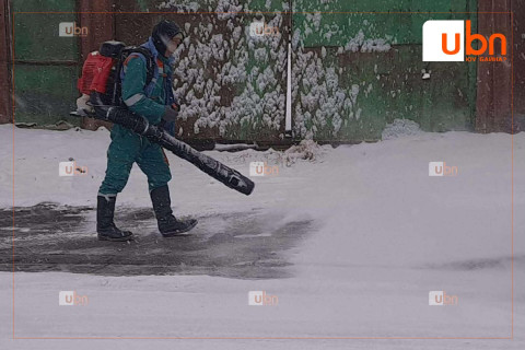 Халтиргаа гулгаа үүсэхээс сэргийлж зам, талбайд давс, бодис цацаж байна