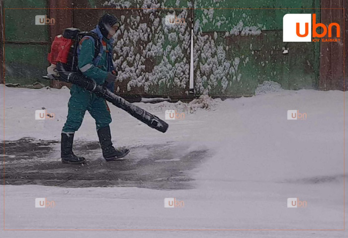 Халтиргаа гулгаа үүсэхээс сэргийлж зам, талбайд давс, бодис цацаж байна