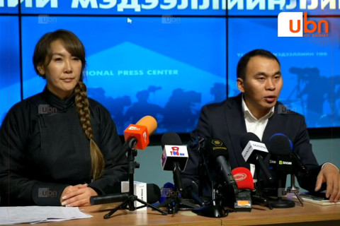 ШУУД: Б.Эрдэнэсүхэд 22 жилийн турш хүчирхийлүүлсэн гэх эхнэр О.Нарангарав нь цаг үеийн асуудлаар мэдээлэл хийж байна