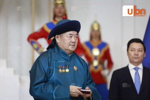 ШУУД: Ерөнхийлөгч У.Хүрэлсүх Улс тунхагласны өдрийг тохиолдуулан төрийн дээд цол, одон, медаль гардуулж байна