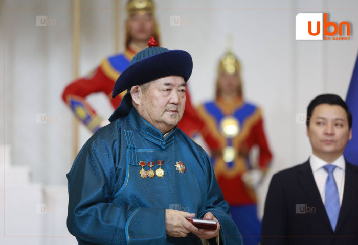 ШУУД: Ерөнхийлөгч У.Хүрэлсүх Улс тунхагласны өдрийг тохиолдуулан төрийн дээд цол, одон, медаль гардуулж байна