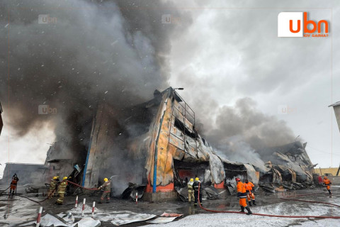 Худалдааны төвд гарсан галыг унтраахаар 56 алба хаагч, 8 автомашин, техник хэрэгсэлтэйгээр ажиллаж байна