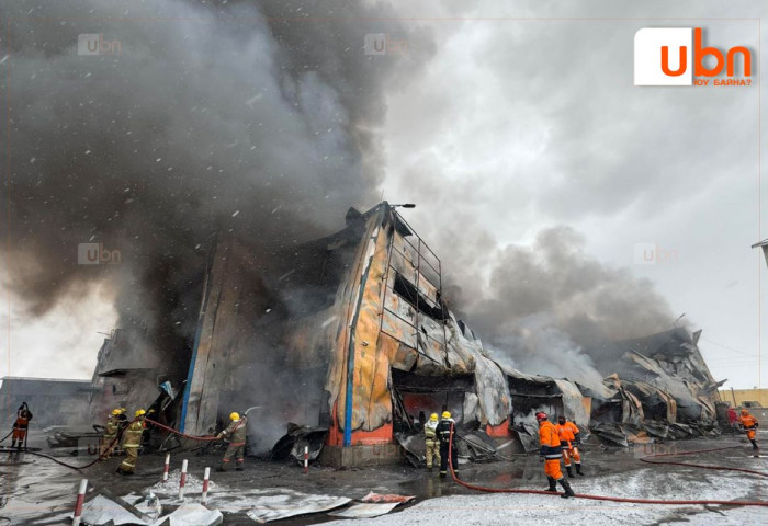 Худалдааны төвд гарсан галыг унтраахаар 56 алба хаагч, 8 автомашин, техник хэрэгсэлтэйгээр ажиллаж байна