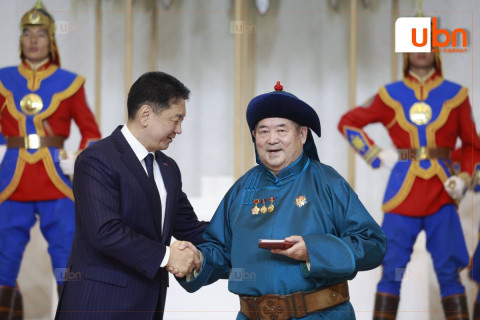 Хэл шинжлэлийн ухааны доктор С.Дуламд Хөдөлмөрийн баатар цол хүртээж, Сүхбаатарын одонгоор шагналаа