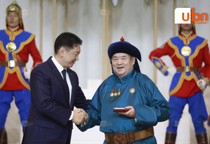 Хэл шинжлэлийн ухааны доктор С.Дуламд Хөдөлмөрийн баатар цол хүртээж, Сүхбаатарын одонгоор шагналаа