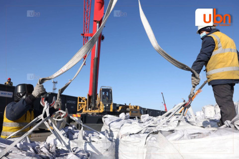 Сурвалжилга: Эрээн хотын гаалийн талбайд 8000 тонн, “Тавантолгой түлш” компанийн үйлдвэрт 35 мянган тонн хагас коксон түлш нөөцлөөд байна