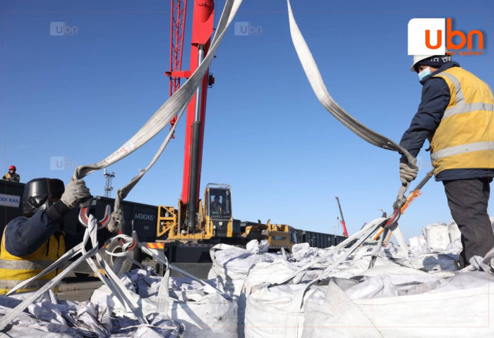 Сурвалжилга: Эрээн хотын гаалийн талбайд 8000 тонн, “Тавантолгой түлш” компанийн үйлдвэрт 35 мянган тонн хагас коксон түлш нөөцлөөд байна