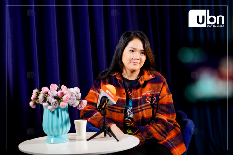 Жүжигчин Т.Энэрэл “Алтангадас“ одонгоор энгэрээ мялаана