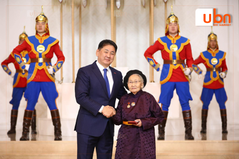 “Загасны Дулмаа” хэмээн алдаршсан академич Аюурын Дулмаад Хөдөлмөрийн баатар цол хүртээлээ