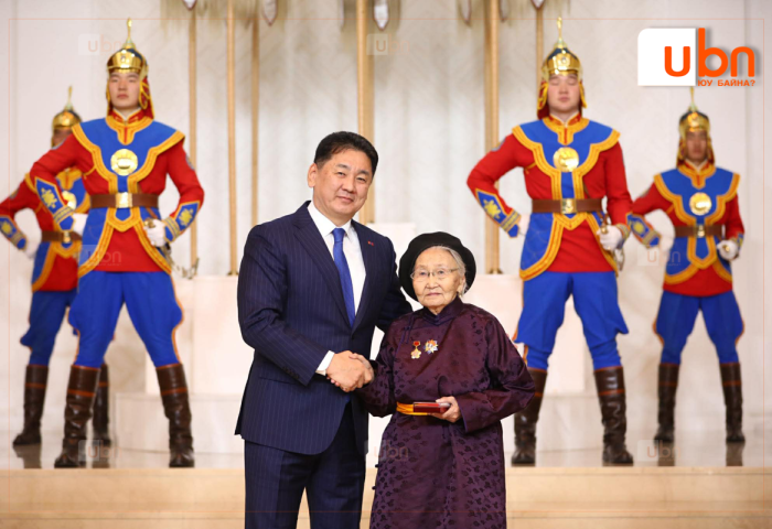 “Загасны Дулмаа” хэмээн алдаршсан академич Аюурын Дулмаад Хөдөлмөрийн баатар цол хүртээлээ
