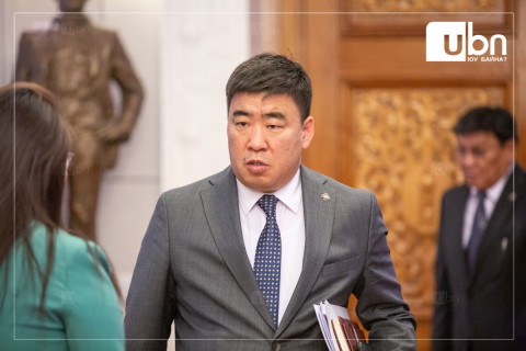 “Ц.Идэрбат гишүүн ээ, та Тамхины хуулийн ажлын хэсгийг ахлах болзлыг хангаж байгаа цөөн хүний нэг шүү“