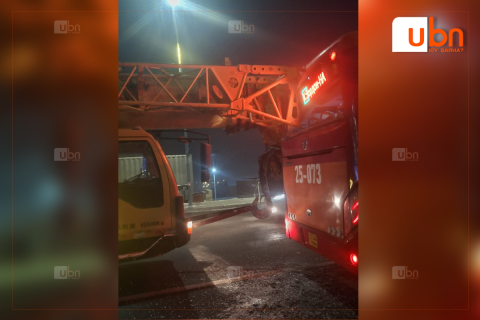 Крантай машин автобусны араас мөргөсөн осол гарчээ