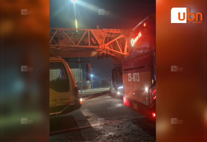 Крантай машин автобусны араас мөргөсөн осол гарчээ