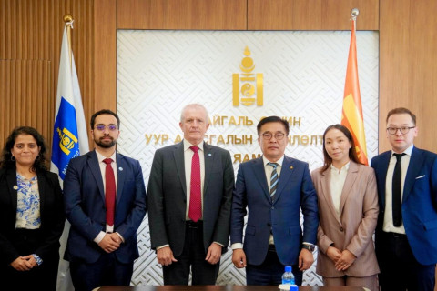 БОУАӨ-ийн сайд Б.Батбаатар Олон Улсын байгаль хамгаалах холбооны дэд захирал Стюартс Мажиннистай уулзалт хийлээ