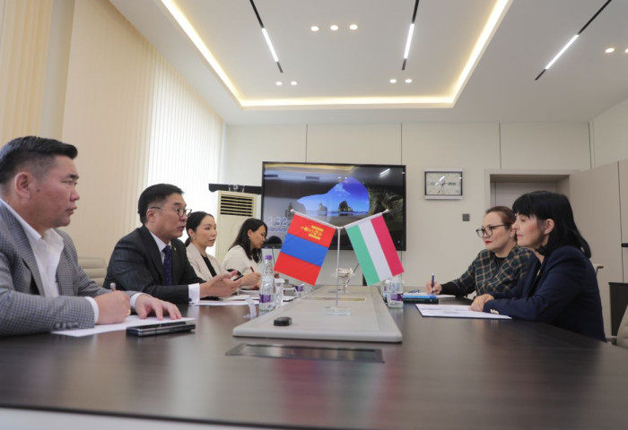 БОУАӨ-ийн сайд Б.Батбаатар бүгд найрамдах Унгар Улсаас Монгол Улсад суугаа онц бөгөөд бүрэн эрхт элчин сайд ДР. Борбала Обрущанскиг хүлээн авч уулзав