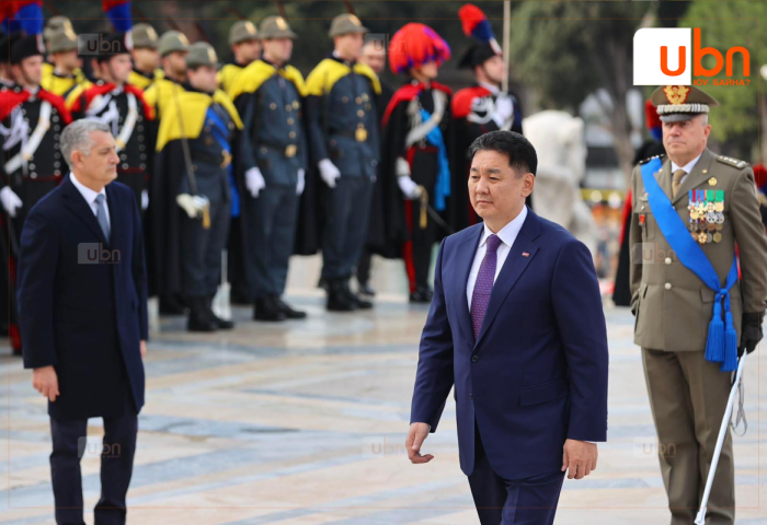 Ерөнхийлөгч У.Хүрэлсүх “Нэр нь үл мэдэгдэх цэргийн бунхан”-д цэцэг өргөж, хүндэтгэл үзүүллээ