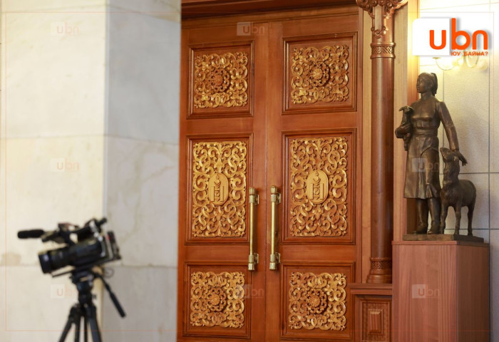 Ирц хүрээгүйн улмаас хойшилсон байнгын хороодын хуралдаан давхацсан тул УИХ-ын чуулган эхлээгүй байна