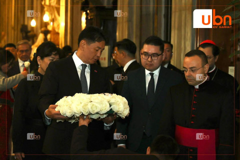 Ерөнхийлөгч У.Хүрэлсүх гэргийн хамтаар Пап Францисын гэгээн дурсгалыг хүндэтгэлээ