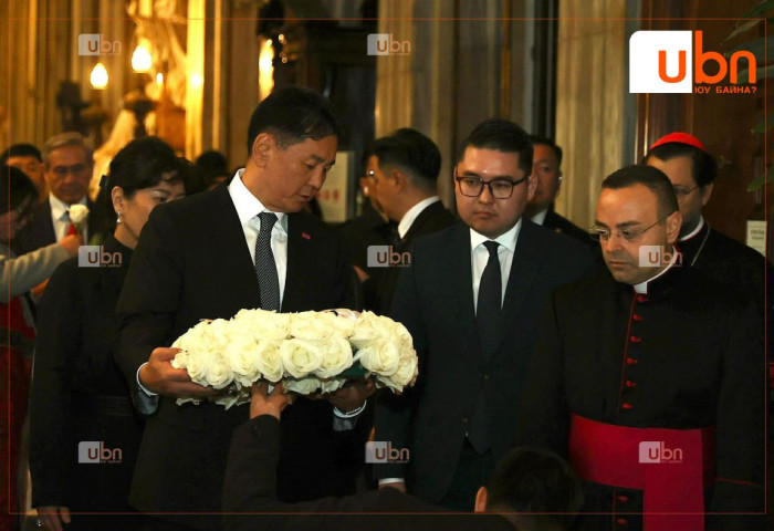 Ерөнхийлөгч У.Хүрэлсүх гэргийн хамтаар Пап Францисын гэгээн дурсгалыг хүндэтгэлээ