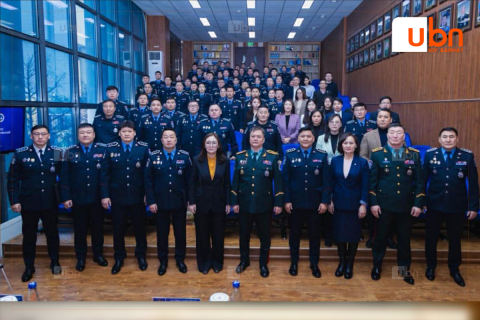 Цагдаа, дотоодын цэргийн байгууллагад хийсэн судалгаа, шинжилгээний тайланг хүлээлгэн өглөө