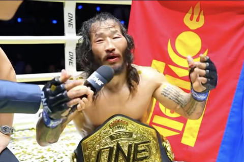 Б.Энх-Оргил 1,5 сая ам.долларын алтан бүс, 50,000 ам.долларын эзэн боллоо