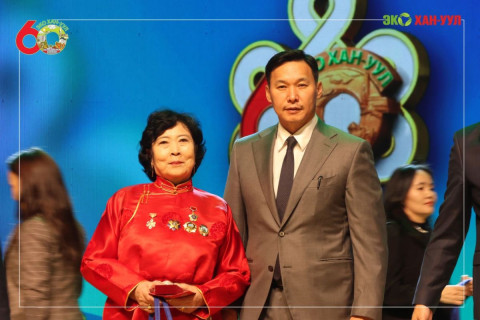 Хан-Уул дүүрэг үүсэн байгуулагдсаны 60 жилийн ойн баярын хурлын үеэр төрийн дээд одон медаль гардууллаа