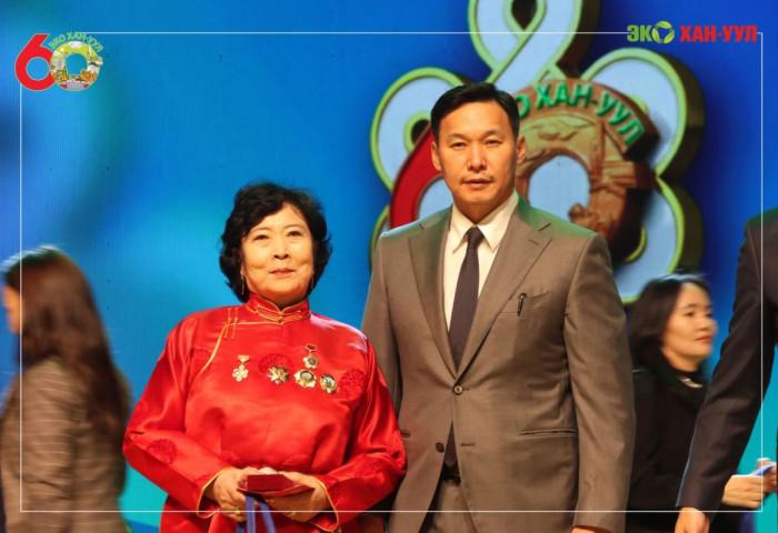 Хан-Уул дүүрэг үүсэн байгуулагдсаны 60 жилийн ойн баярын хурлын үеэр төрийн дээд одон медаль гардууллаа