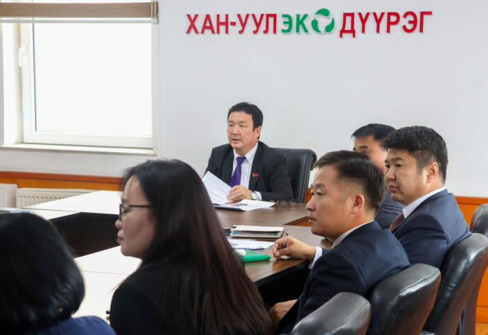 Дүүргийн онцгой комисс хуралдаж, өвөлжилтийн бэлэн байдал, бусад цаг үеийн асуудлуудыг хэлэлцлээ