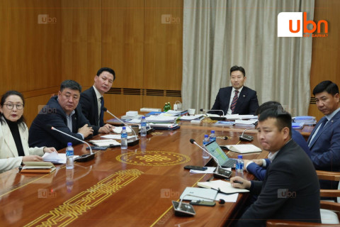 ШАДАР САЙД: Өвөлжилт хүндэрч эхэлсэн аймгуудад улсын нөөцөөс өвс тэжээл хүргүүлж, ирэх сард газар дээр нь ажиллана