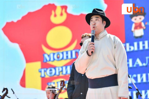 Төрийн далбааг мандуулах ёслолыг амжилттай зохион байгуулсан сургуулийн багш, нийгмийн ажилтнуудыг урамшууллаа