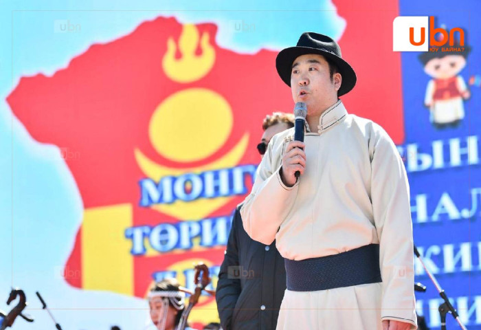 Төрийн далбааг мандуулах ёслолыг амжилттай зохион байгуулсан сургуулийн багш, нийгмийн ажилтнуудыг урамшууллаа