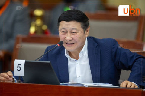 “Би 6 хувьсагчтай дифференциал тэгшитгэл бодож явснаас 20 мянган хувьсагчийг чинь мэдэхгүй“