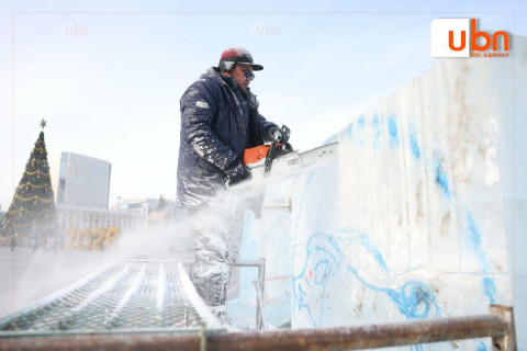 ФОТО: Төв талбайд мөсөн хотхон урлаж байна