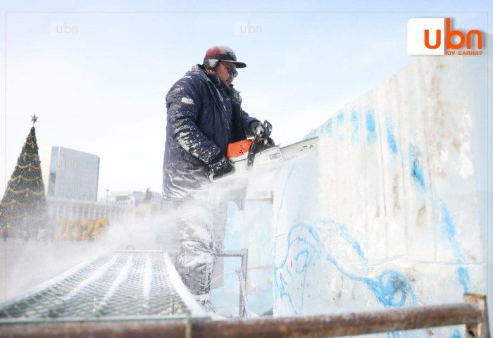 ФОТО: Төв талбайд мөсөн хотхон урлаж байна
