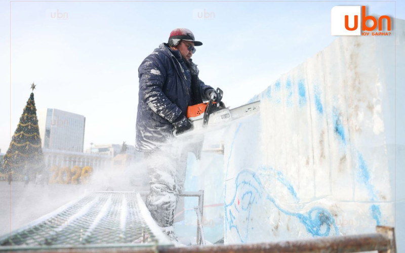 ФОТО: Төв талбайд мөсөн хотхон урлаж байна