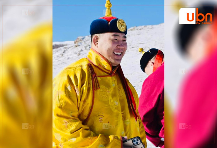 SOCIAL POP: “Д.Мөнх-Эрдэнэ ах Дундговь аймгийн шинэ жилийг хөтлөхөөр болсон байна. Хэлсэн амандаа хүрч 12 сарын 31-нд өвлийн өвгөн болж очно“