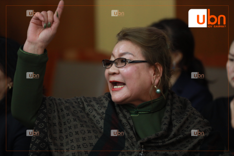 ШҮҮХ: Төрийн ордонд сэтгүүлч рүү “нулимсан“ Ц.Оюунжаргалыг 100 мянган төгрөгөөр торгохоор шийдвэрлэлээ