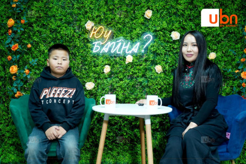 СОЛОНГОСТ 6 ЖИЛ АЖИЛЛААД ИРСЭН ЭЭЖ: “Хүүгээ санахгүй, тоохгүй байгаа юм уу“ гэх зүрх зүсэм асуултад хариулт өгье. БИ ХҮҮГЭЭ маш их санасан. Одоо хүү, аав 2-тойгоо хамт сайхан амьдарна