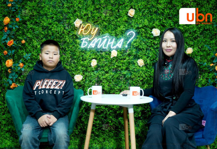 СОЛОНГОСТ 6 ЖИЛ АЖИЛЛААД ИРСЭН ЭЭЖ: “Хүүгээ санахгүй, тоохгүй байгаа юм уу“ гэх зүрх зүсэм асуултад хариулт өгье. БИ ХҮҮГЭЭ маш их санасан. Одоо хүү, аав 2-тойгоо хамт сайхан амьдарна