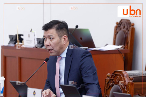 Б.Энхбаяр: Д.Амарбаясгалан ер нь монголд байна уу. Хилээр гараад явчхав уу