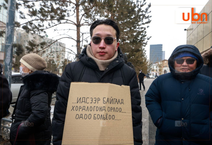 ИРГЭН: Гомдоод байх юм өө. Би энэ улсад амьдарч чадахгүй юм байна